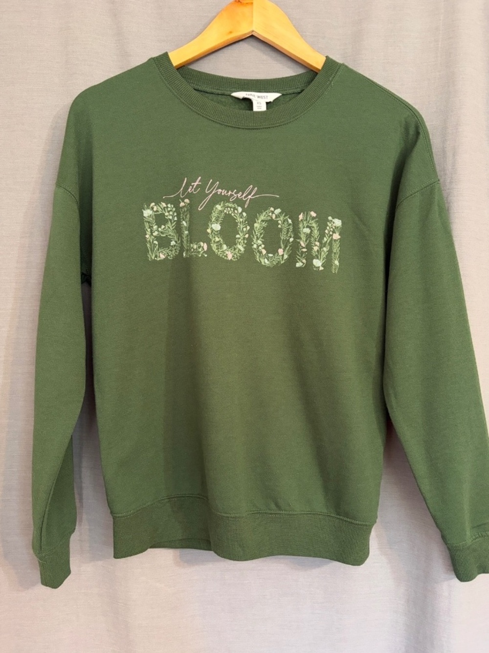 Nine West Women’s XS Green "Let Yourself Bloom" Graphic Crew Neck Sweatshirt